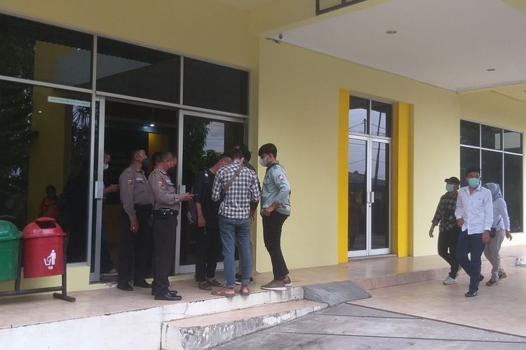 Penjagaan ketat oleh pihak Kampus Unsri di gedung Program Studi Magister Manajemen, Palembang. Saat ini dua korban pelecehan seksual oknum dosen masih melakukan mediasi dengan manajemen kampus, Sabtu (4/12/2021).