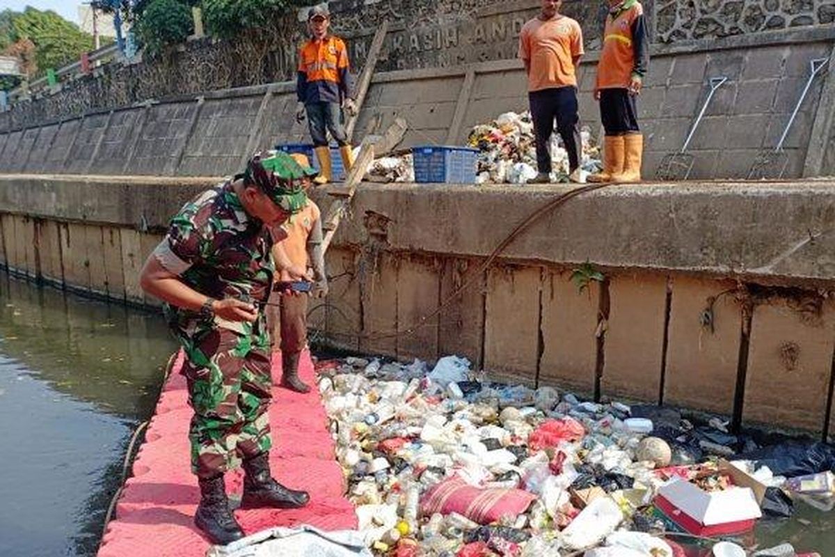 Pihak Babinsa berada di lokasi penemuan jasad bayi di Kali Ciliwung pada Senin (7/10/2019). 
