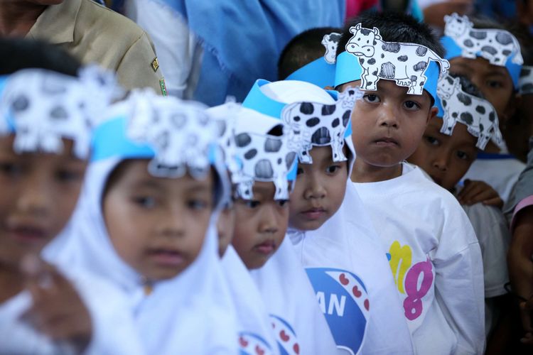 Siswa Taman Kanak-kanak dan PAUD se-Kabupaten Magelang mengikuti lomba Gerak 123 Frisian Flag di GOR Gemilang, Magelang, Senin (30/4/2018). Lomba yang diikuti 2500 anak di 21 Kecamatan ini untuk mendukung tumbuh kembang anak sejak usia dini.