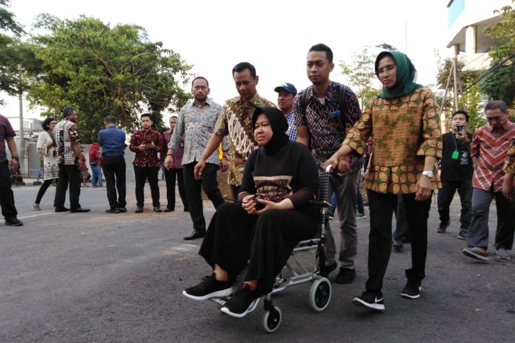 Wali Kota Surabaya, Tri Rismaharini, meninjau lokasi amblesnya Jalan Raya Gubeng, Kamis (20/12/2018). Risma harus menggunakan kursi roda karena mengalami cedera kaki. 