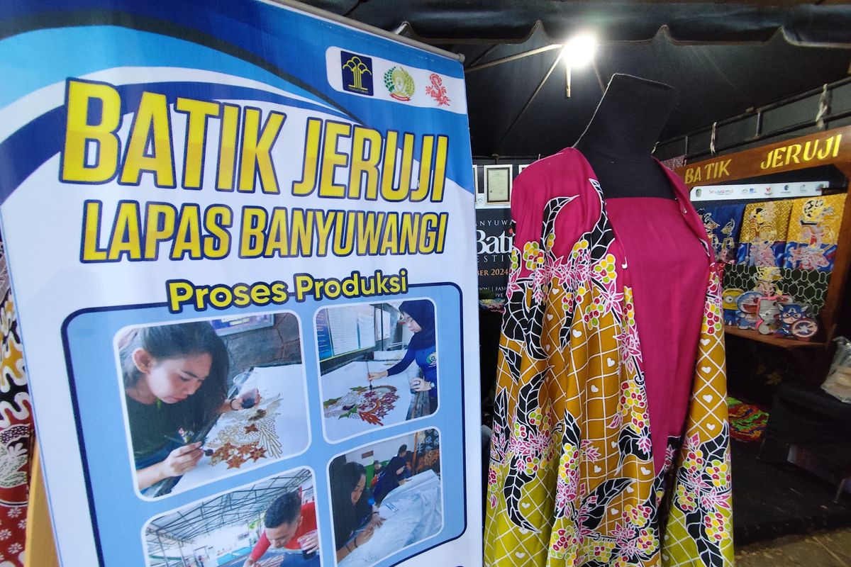 Batik Jeruji hasil karya warga binaan Lapas Banyuwangi di pameran Banyuwangi Batik Fetsival 2024 yang digelar di Hutan De Jawatan pada Sabtu (19/10/2024).