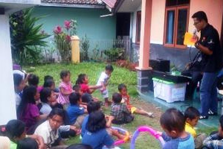 Puluhan anak-anak korban longsor sedang dihibur oleh relawan. Aksi itu sebagai bentuk pemulihan traumatik bagi anak korban bencana. 