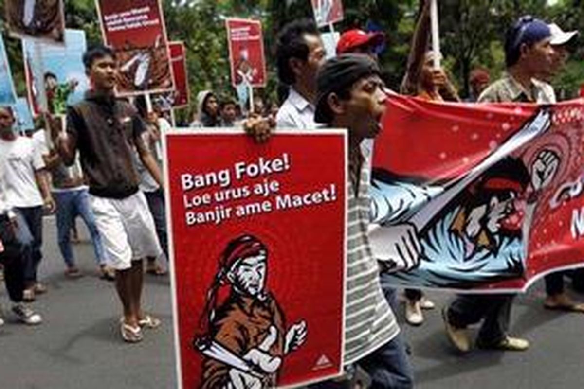 Aktivis Koalisi Cinta 100 Persen Indonesia menggelar aksi di depan Balai Kota DKI Jakarta, Jalan Merdeka Selatan, Senin (1/11/2010). Mereka mendesak pencabutan Pergub DKI No 88/2010 tentang penghilangan kawasan dilarang merokok. Pada saat yang sama, Pemda DKI Jakarta tengah melakukan razia perokok di beberapa tempat seperti di pusat perbelanjaan, hotel, dan restoran. 