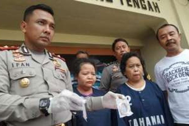 Anggota Reskrim Polsek Semarang Tengah menangkap Aziroh Astuti (47) yang mencuri perhiasan emas majikannya, kemudian menjualnya ke si penadah berinisial SN (48), Kamis (18/8/2016). 
