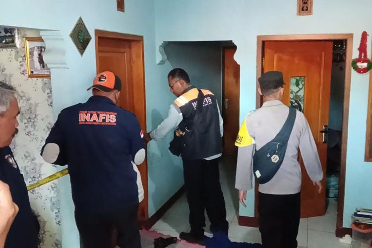 Polisi melakukan olah TKP di rumah ibu muda yang ditemukan tewas tak wajar di dalam kamar rumahnya di Jatinangor, Sumedang, Jabar, Jumat (6/9/2024). KOMPAS.com/AAM AMINULLAH
