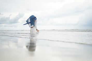 11 Rekomendasi Outfit Ke Pantai Hijab Terbaik dan Tetap Nyaman