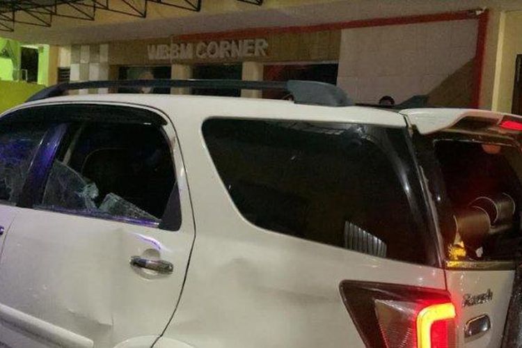 Mobil Toyota Rush milik personel kepolisian yang di rusak di dalam asrama TNI AD Glugur Hong Kelurahan Sidorame Barat I, Kecamatan Medan Perjuangan, saat penggerebekan narkoba, Rabu (1/5/2024). 

