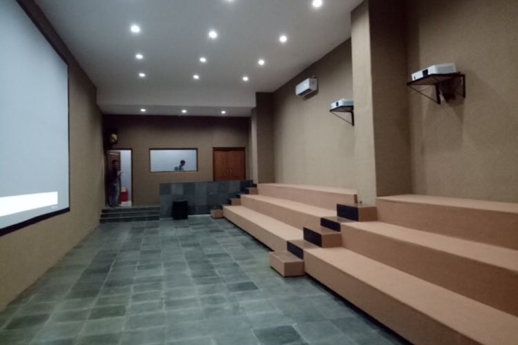 Auditorium audi visual Museum Trupark, Trusmi, Plered, Cirebon. Ruang ini menjadi ruang terakhir para pengunjung museum. Di ruang yang berkapasitas 200 orang ini, pengunjung melihat tayangan video tentang batik Cirebon. 