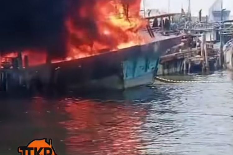 Kapal Ikan Terbakar di Pelabuhan Belawan 