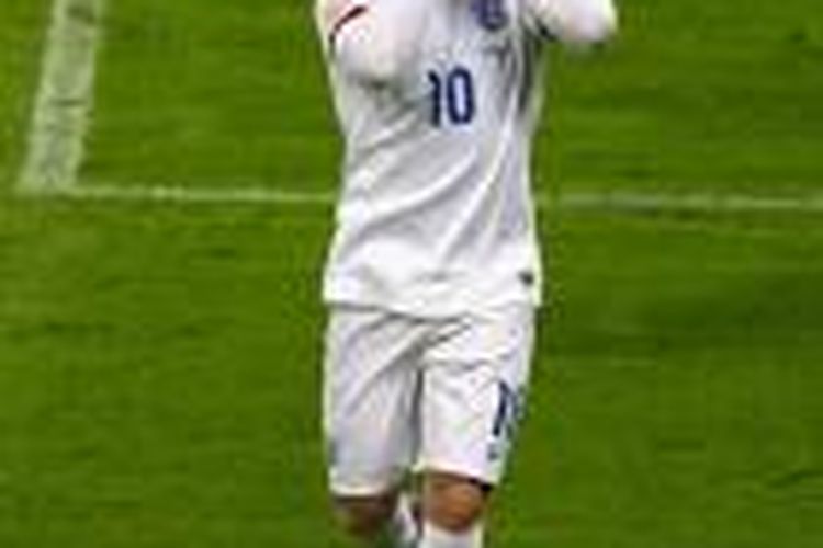 Selebrasi Wayne Rooney seusai mencetak gol kedua Inggris ke gawang Perancis, Selasa (17/11/2015). 