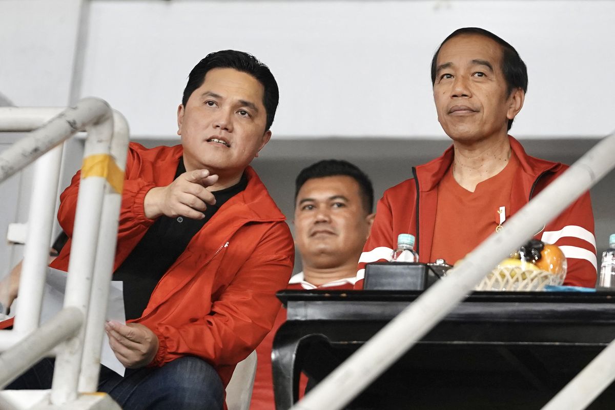 Presiden Joko Widodo (kanan) bersama Menteri BUMN sekaligus Ketua Umum PSSI Erick Thohir (kiri) menyaksikan pertandingan timnas Indonesia melawan timnas Brunei pada leg 1 kualifikasi Piala Dunia 2026 babak pertama zona Asia di Stadion Utama Gelora Bung Karno (GBK), Senayan, Jakarta, Kamis (12/10/2023). Indonesia menang atas Brunei dengan skor 6-0. Terkini, Erick Thohir sudah buka suara soal kans naturalisasi Nathan Tjoe-A-On. ANTARA FOTO/Dhemas Reviyanto/Spt.