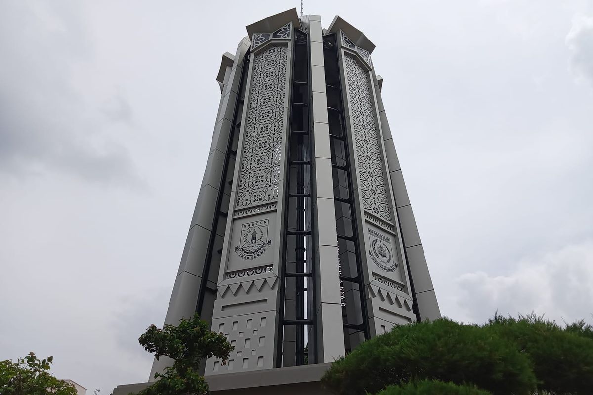 Tugu Pamulang di Tangerang Selatan, Banten, berdiri gagah usai direvitalisasi.