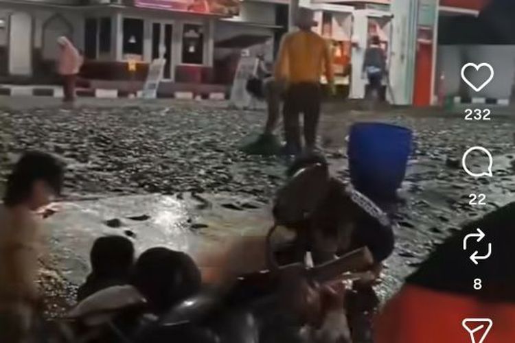 Viral Video Ribuan Lele Berceceran di SPBU Klaten, Petugas: Mau Isi Angin