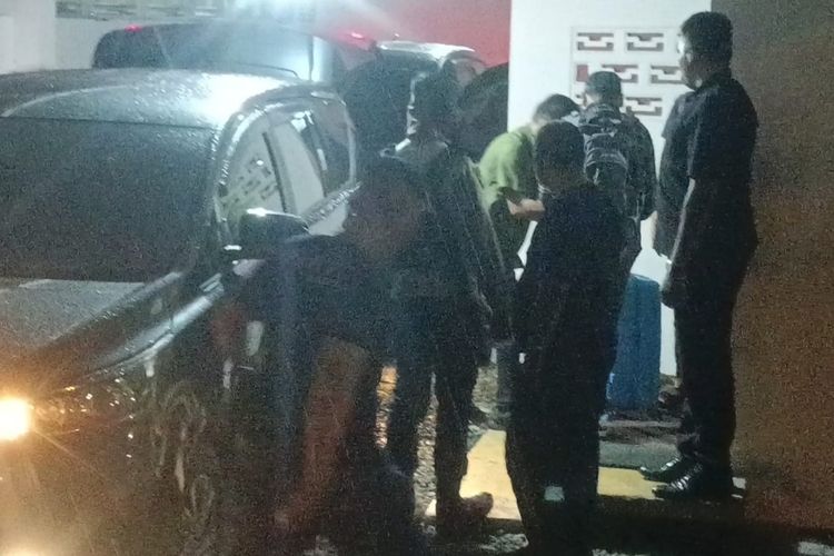 Penyidik Komisi Pemberantasan Korupsi (KPK) terlihat meninggalkan rumah dinas sementara Topan Ginting dengan membawa satu koper warna biru di Jalan Busi, Kota Medan, Sumatera Utara, Selasa (1/7/2025) pukul 21.41 WIB.