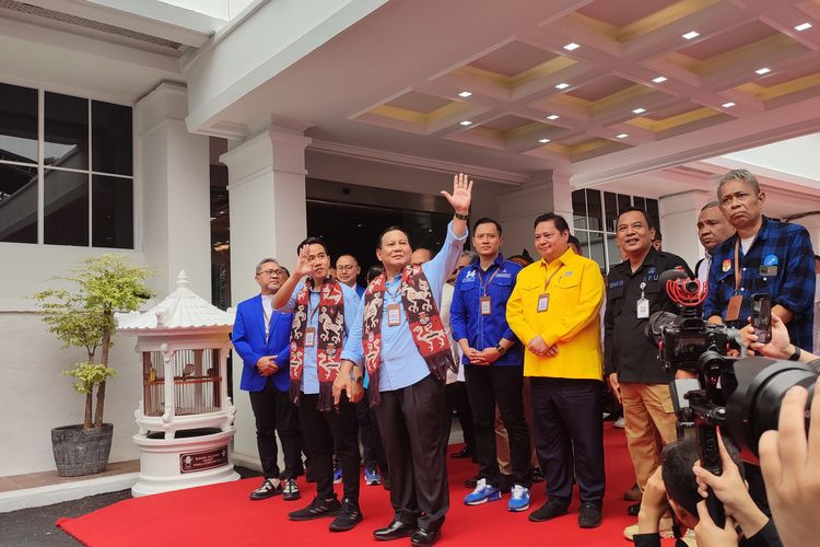 Bakal calon presiden dan wakil presiden (capres-cawapres) Koalisi Indonesia Maju (KIM), Prabowo Subianto-Gibran Rakabuming tiba di kantor KPU RI, Rabu (25/10/2023), sekitar pukul 11.20 WIB.