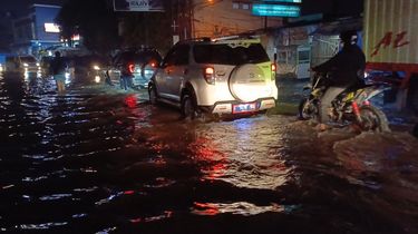 Jalan Raya Dayeuhkolot Banjir, Tak Bisa Dilalui Kendaraan Roda Dua