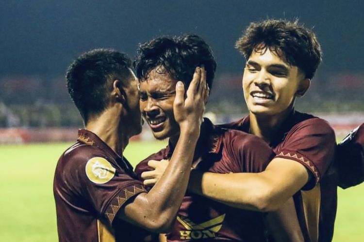 Pemain Arema FC Ricky Pratama menyumbang satu gol saat laga pekan ke-16 Liga 1 2023-2024 melawan Arema FC yang berakhir dengan skor 3-0 di Stadion Gelora BJ Habibie Parepare, Jumat (20/10/2023) malam.
