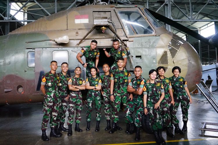 Para Taruna Akademi Angkatan Udara (AAU) berfoto dengan latar belakang koleksi Muspusdirla Yogyakarta, Senin (2/1/2023).