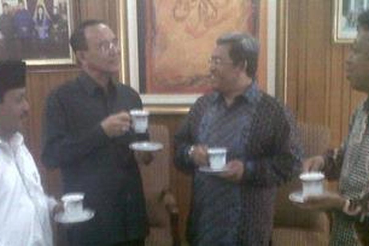 DPP PPP secara resmi menyatakan mengusung pasangan Ahmad Heryawan-Dedy Mizwar sebagai pasangan calon gubernur-wakil gubernur dalam Pemilukada Jawa Barat. Dari kiri ke kanan: Ketua DPW PPP Jabar Rahmat Yasin, Ketua Umum DPP PPP Suryadharma Ali, Ahmad Heryawan, dan Sekjen DPP PPP M.Romahurmusiy di rumah dinas Menteri Agama Kompleks Widya Chandra, Jakarta, Jumat (9/11/2012) sore.