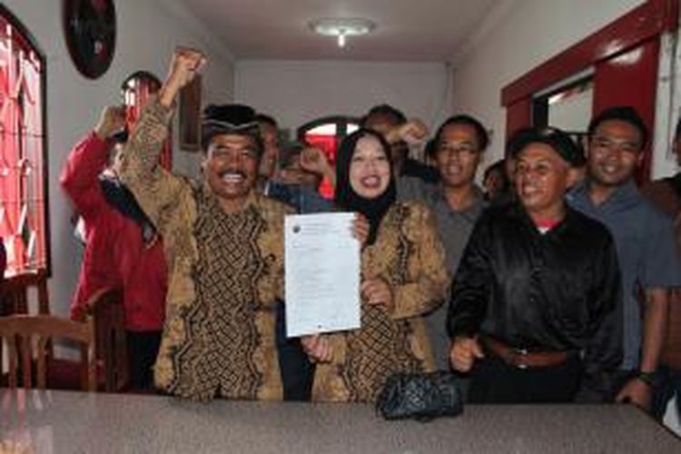 Mantan Kades Delik, kecamatan Tuntang, Punadi mendaftarkan diri sebagai bakal calon Bupati Semarang melalui PDI Perjuangan, Minggu (8/2/2015) siang.