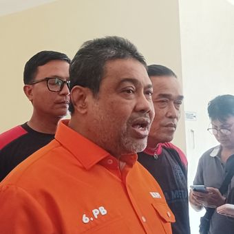 Presiden Konfederasi Serikat Pekerja Indonesia (KSPI), Said Iqbal memberikan keterangan pers di Gedung Joang 45, Jakarta Pusat, Rabu (11/11/2025).