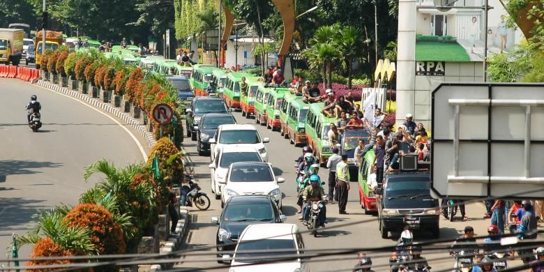 Ratusan sopir angkutan kota (angkot) di Kota Bogor saat melakukan aksi unjuk rasa dari Jalan Padjajaran sampai depan Kantor Balaikota Bogor, Rabu (27/4/2016). Para sopir angkot menuntut Pemkot Bogor agar kebijakan Sistem Satu Arah (SSA) di seputar kawasan Istana Bogor dan Kebun Raya Bogor ditiadakan.