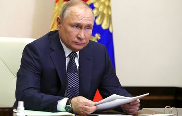 Presiden Rusia Vladimir Putin menghadiri pertemuan dengan pejabat tinggi tentang dukungan untuk industri penerbangan di Rusia di tengah sanksi barat vis konferensi video di kediaman Novo-Ogaryovo di luar MoskwA, Rusia, Kamis (31/3/2022).