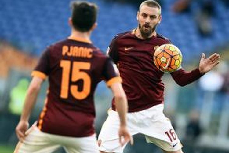 Aksi Daniele De Rossi saat AS Roma menjamu Hellas Verona di Olimpico, Minggu (17/1/2016). 