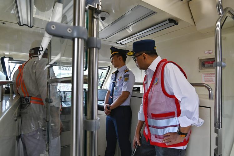 Menteri Perhubungan Budi Karya Sumadi mengecek proses pengujian LRT Jabodebek pada Sabtu (29/7/2023)).  