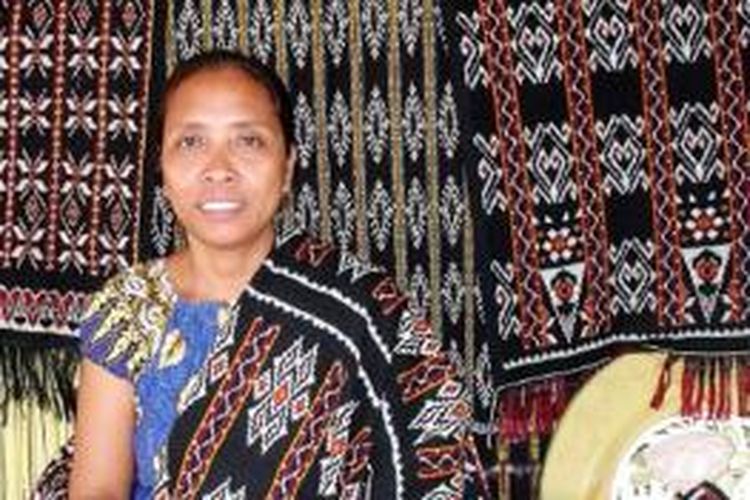 Eni Fia, perajin tenun ikat Ndao kesulitan memasarkan hasil kerajinannya. Sekitar 58 kain miliknya disimpan di kediamannya karena kesulitan mengakses pasar.
