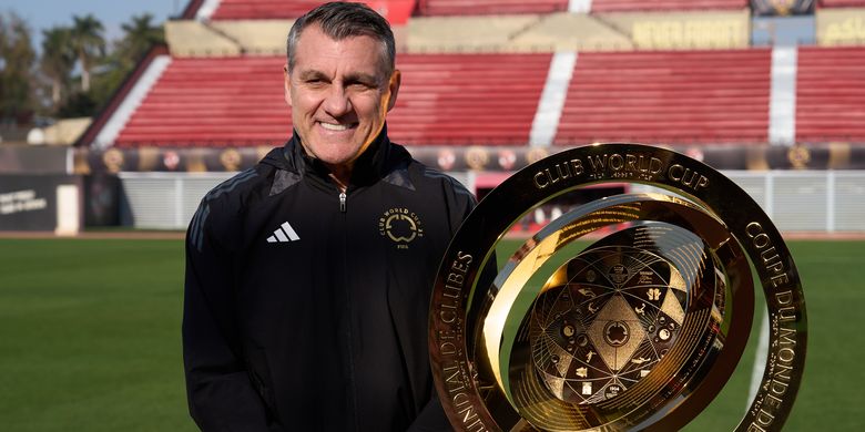 Christian Vieri, Legenda FIFA, berpose untuk foto dengan Trofi Piala Dunia Antarklub 2025 di Stadion El Titsh selama Tur Trofi Piala Dunia Antarklub FIFA: Al Ahly - Hari 1 pada 13 Februari 2025 di Kairo, Mesir.
