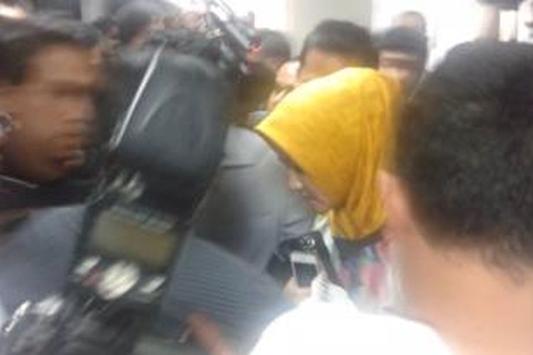 Putri Gubernur Banten nonaktif Ratu Atut Chosiyah, Andiara Aprilia Hikmat, menangis saat mendengar putusan majelis hakim Tindak Pidana Korupsi, di pengadilan Tipikor, Senin (1/9/2014).