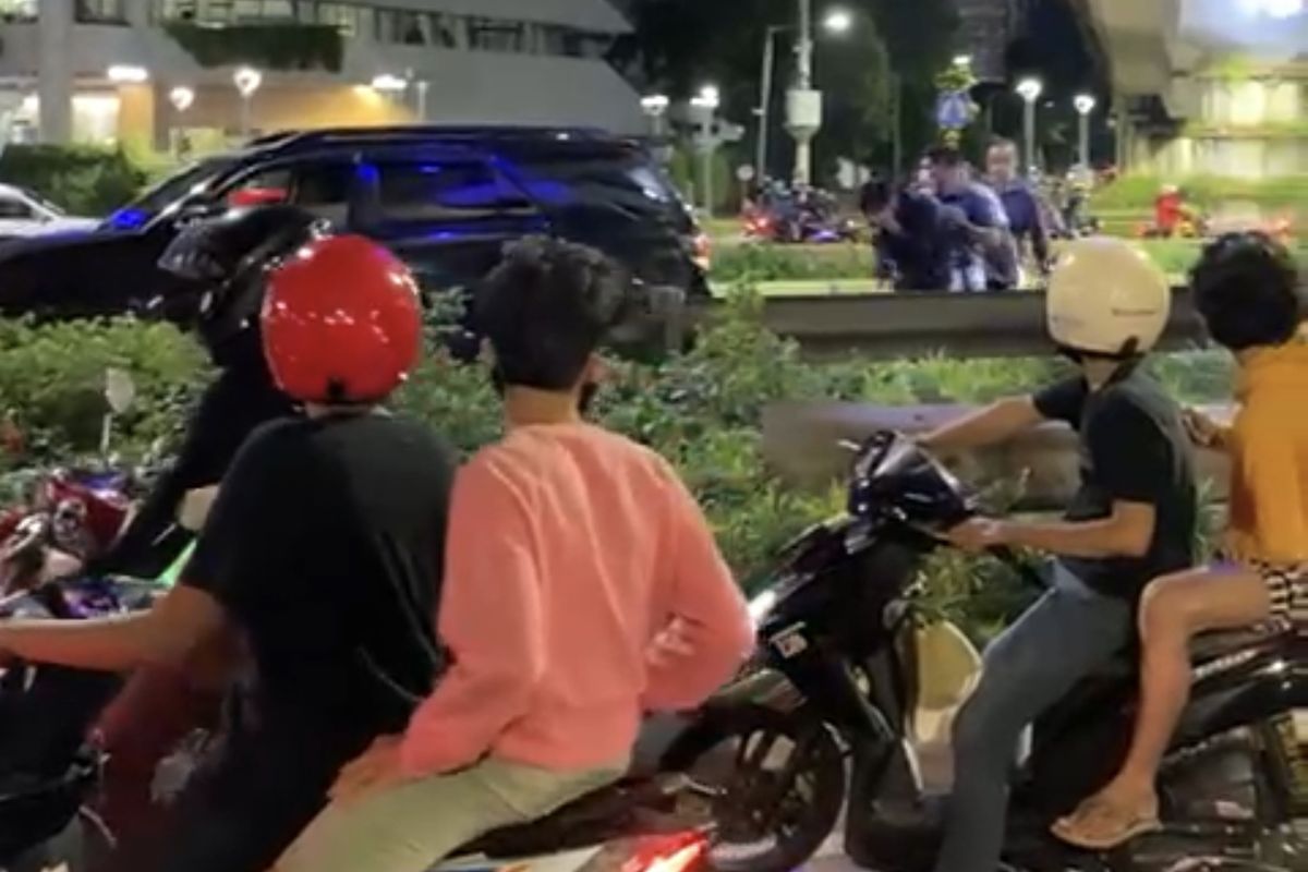 Video yang merekam aksi pemukulan terjadi di Jalan Jenderal Sudirman, Karet, Setiabudi, Jakarta Selatan beredar viral di grup-grup Whatsapp dan media sosial.