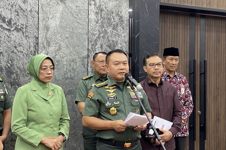 Kepala Staf TNI Angkatan Darat (KSAD) Jenderal Dudung Abdurachman usai meluncurkan aplikasi e-Stuntad dan e-Posyandu di Markas Besar TNI AD (Mabesad), Jakarta Pusat, Selasa (5/9/2023).