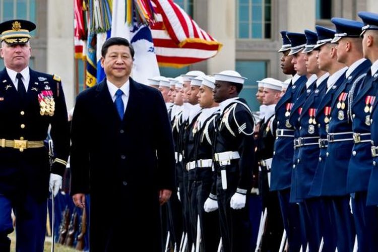 Presiden China Xi Jinping melakukan penghormatan dalam upacara penyambutan yang diselenggarakan oleh Presiden AS Barack Obama di Gedung Putih pada September 2016.