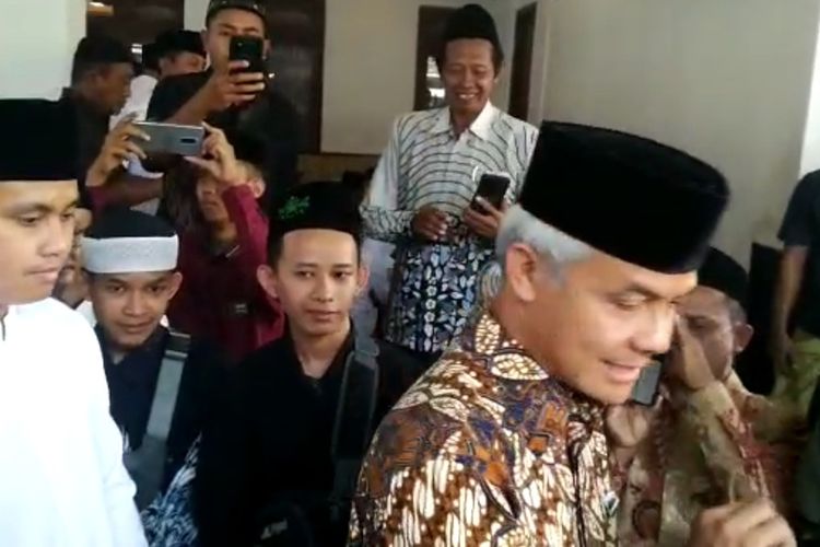 Gubernur Jawa Tengah, Ganjar Pranowo, saat melayat KH. Dimyati Rois. KOMPAS.COM/SLAMET PRIYATIN