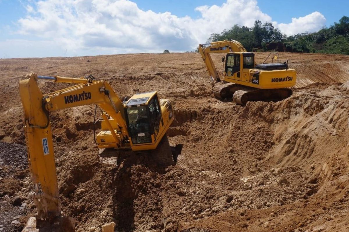 Proses pembangunan jalan pintas Mengwitani-Singaraja di Bali.