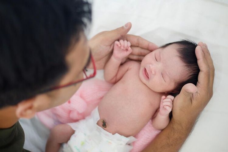 Apakah kulit bayi baru lahir selalu sensitif? Simak penjelasan dokter dan tips menjaga kelembapannya.