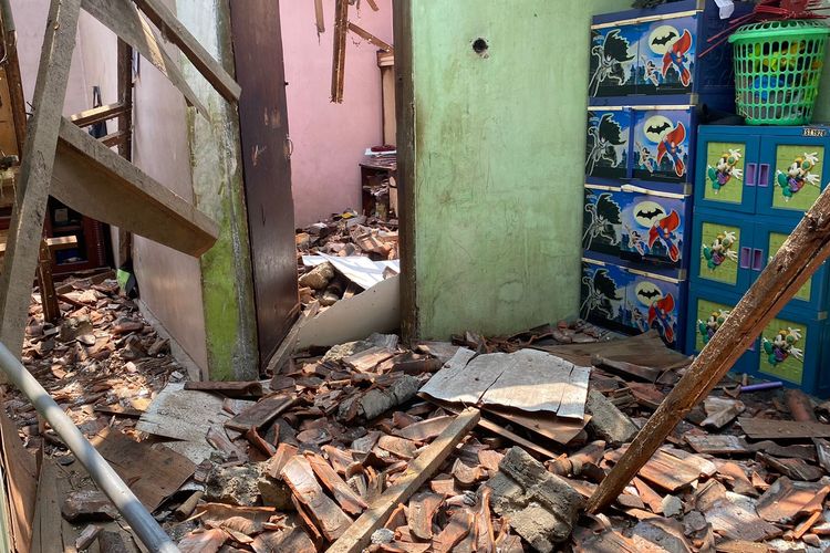 Kondisi di dalam rumah Edi Kuswara (57) yang atapnya roboh di Kelurahan Curug, Bojongsari, Depok, Selasa (16/4/2024). 