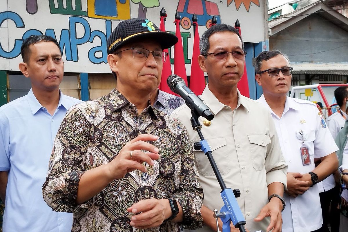 Menteri Kesehatan RI Budi Gunadi Sadikin bersama PJ Gubernur DKI Jakarta Heru Budi Hartono lakukan kunjungan ke Posyandu Cempaka III, Cempaka Putih Barat, Jakarta Pusat, Rabu (22/2/2023). (KOMPAS.com/XENA OLIVIA)