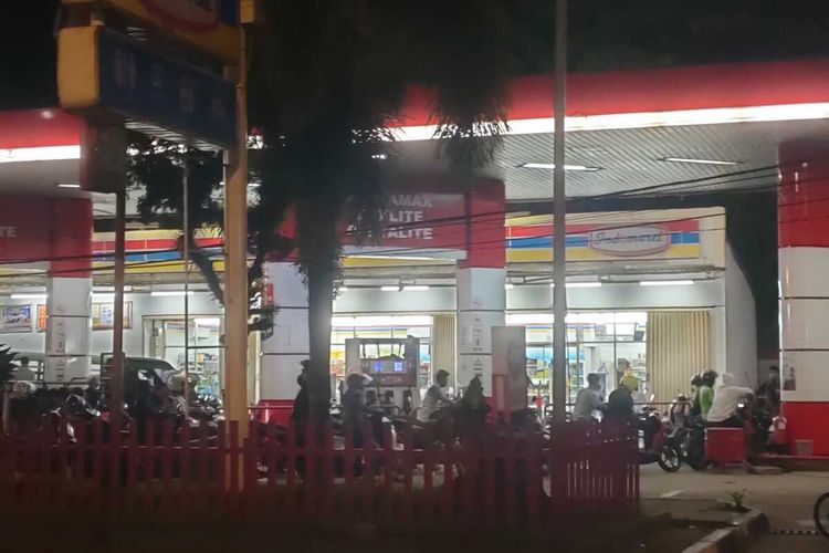 Usai 2 Hari Pertalite Kosong, Warga kembali Antre di SPBU Belakang Kota