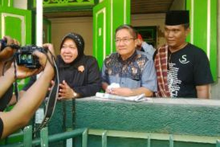 Risma bersama warga di depan rumah pejuang di Kampung Lawas Maspati Surabaya.