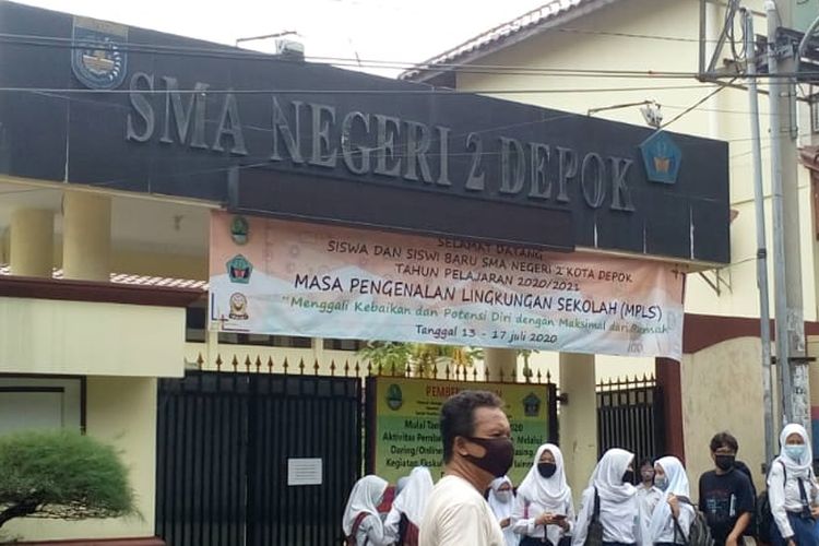 Siswa-siswi tampak berkerumun di SMAN 2 Depok padahal seluruh kegiatan belajar-mengajar telah ditetapkan agar diadakan jarak jauh di tengah pandemi Covid-19.