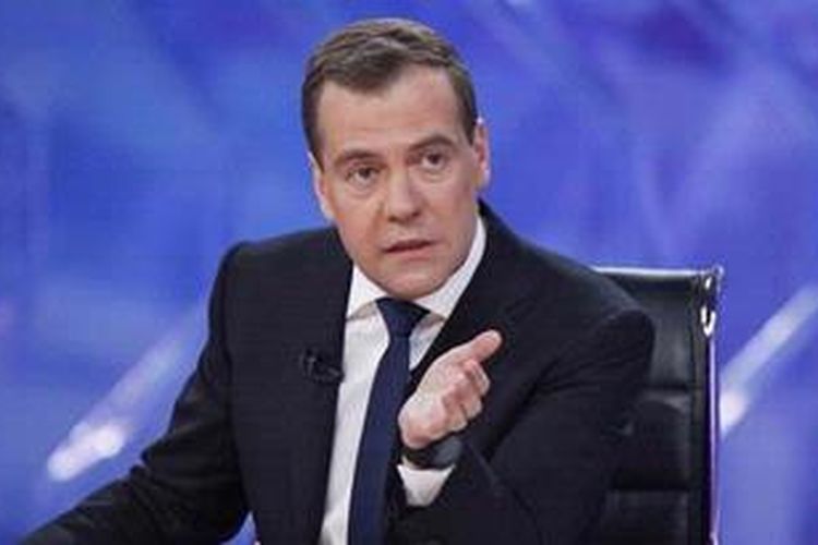 Perdana Menteri Rusia Dmitry Medvedev berbicara dengan lima saluran televisi nasional di Moskwa, Jumat (7/12/2012). 