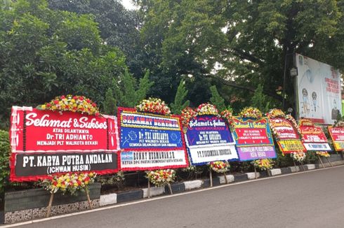 Karangan Bunga Ucapan Selamat Penuhi Kantor Pemkot Bekasi