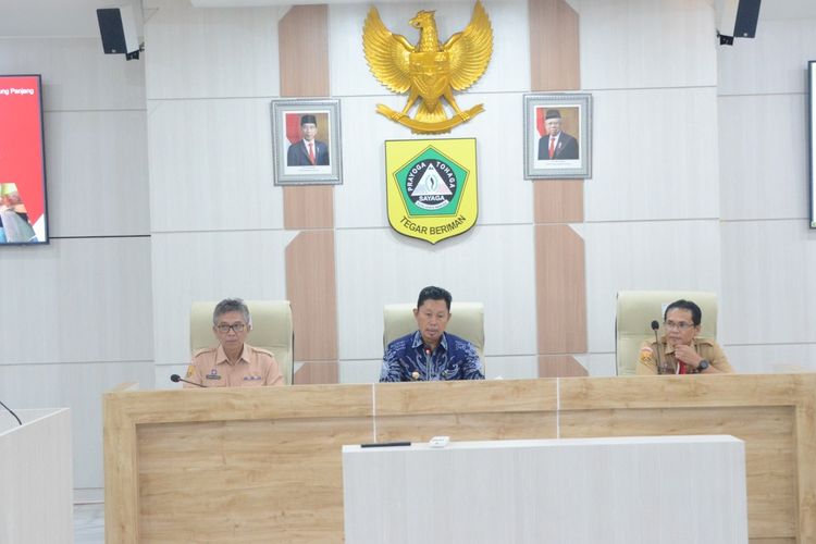 Pj Bupati Bogor Asmawa dan Dinas Perhubungan menandatangani delapan kesepakatan dengan transporter truk tambang saat audiensi di Ruang Kerja Pj Bupati, Jalan Tegar Beriman, Cibinong, Kabupaten Bogor, Jawa Barat, Kamis (14/3/2024).