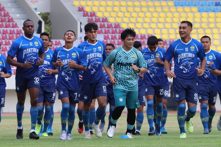 Para pemain Persib Bandung menjajal lapangan Stadion Manahan, Solo, Jumat (14/2/2020).