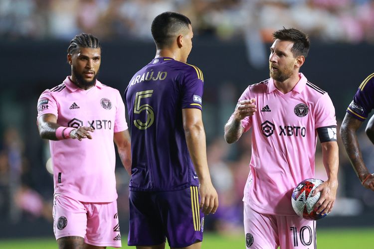 Lionel Messi dari Inter Miami CF berhadapan dengan Cesar Araújo dari Orlando City SC pada laga Piala Liga 2023 Babak 32 besar antara Orlando City SC vs Inter Miami CF di Stadion DRV PNK pada 2 Agustus 2023 di Fort Lauderdale, Florida.