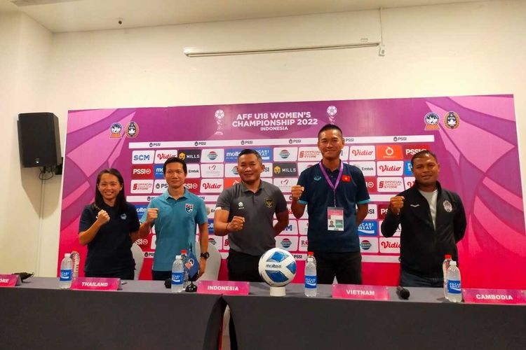 Timnas Wanita Indonesia menggelar konfrensi pers jelang pertandingan melawan Singapur dalam ajang Piala AFF U18 di Stadion Glora Sriwijaya Jakabaring Palembang, Kamis (21/7/2022).