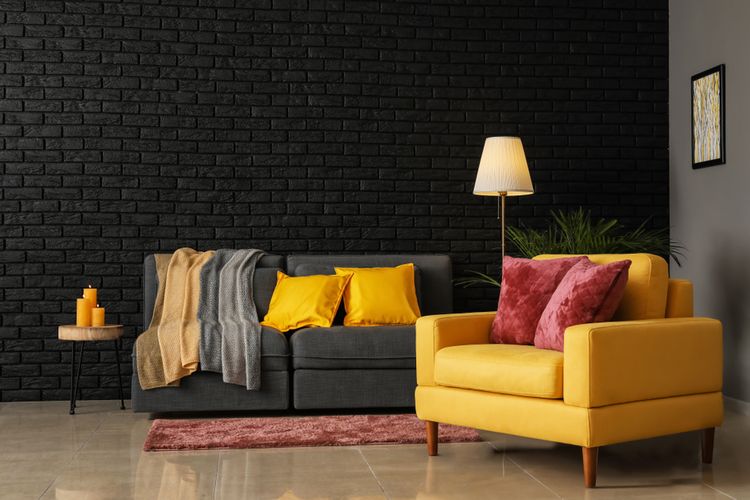 Ilustrasi ruang tamu dengan warna cat dinding gelap. 